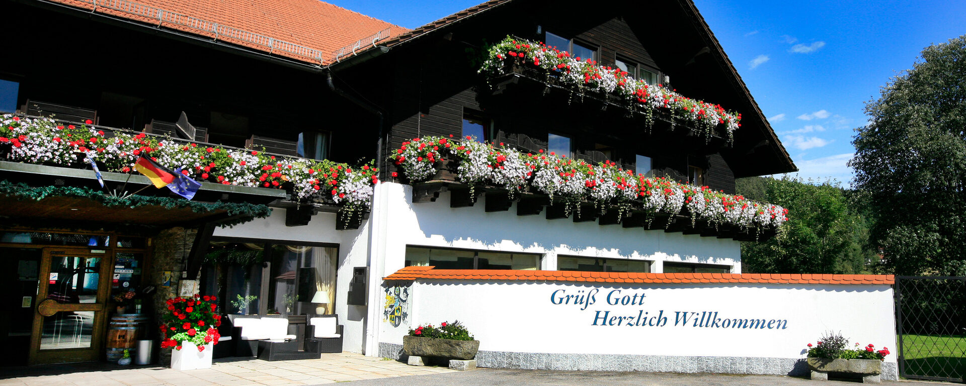 Die Fassade des Hotels im klassischen rustikalen Stil mit den oberen Geschossen aus dunklem Holz