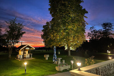 Der Garten des Hotels bei Sonnenuntergang beleuchtet durch Laternen