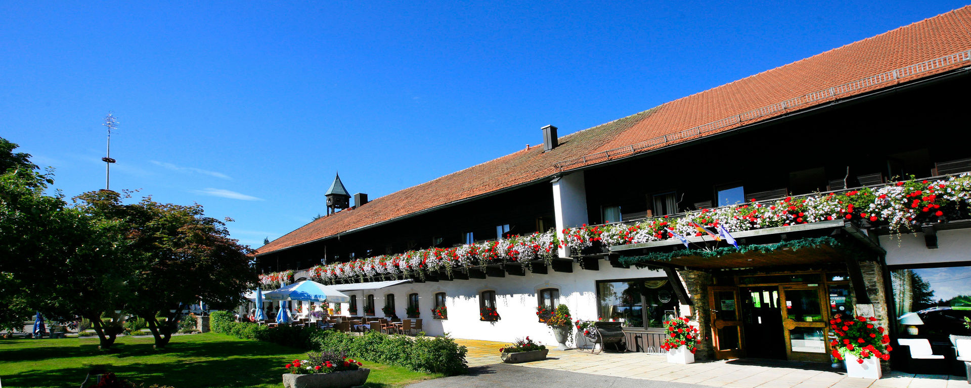 Terrasse mit Hotel