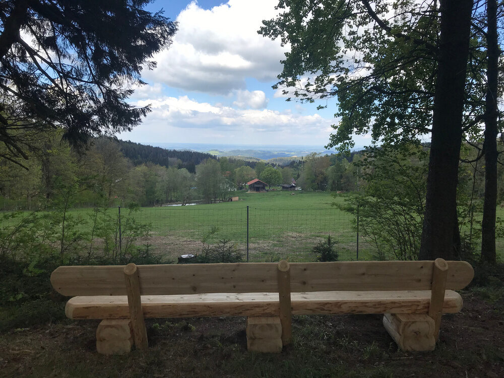 Waldbadebank mit Blick ins Gäubodental über das Tiergehege