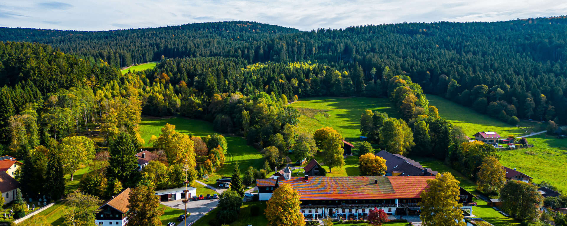 Luftbildaufnahme aus Westen auf das Hotelgelände 2025