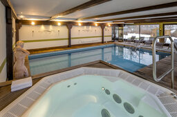 Hallenbad mit Whirlpool