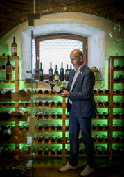 Vinothek Markus Schmelmer bei der Auswahl