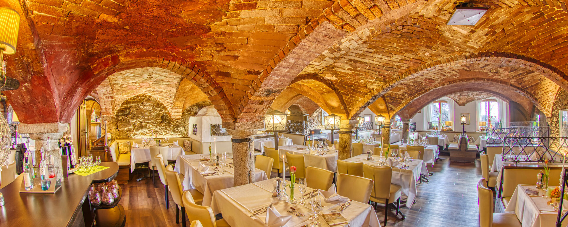Der Innenraum des Gewölberestaurants schafft durch die Bögen eine einladende Atmosphäre