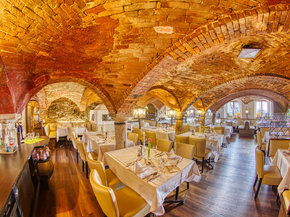 Der Innenraum des Gewölberestaurants schafft durch die Bögen eine einladende Atmosphäre